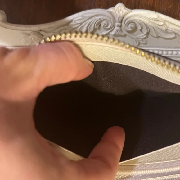 Coach Accordion White Refined Pebble Leather Zip Around Wallet - Picture 4 of 15